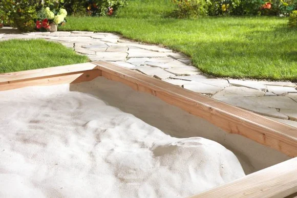 Leerer Sandkasten aus Holz